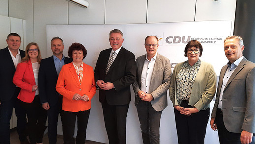 Gruppenbild mit acht Personen vor einem Logo "CDU"